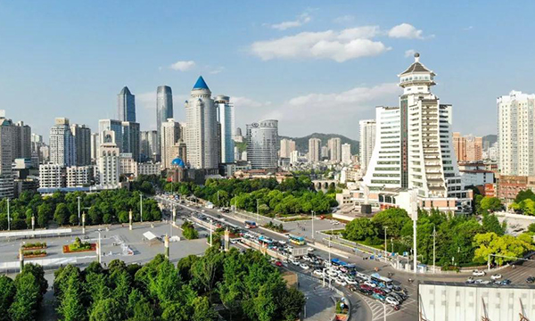 在中国西南内陆，有一座魅力不凡的城市。